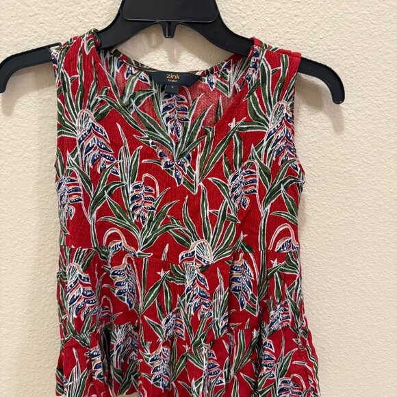 Leaf print V neck sleeveless top - Picture 3 of 3